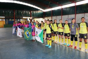 Equipes perfiladas para a cerimônia de encerramento da competição.